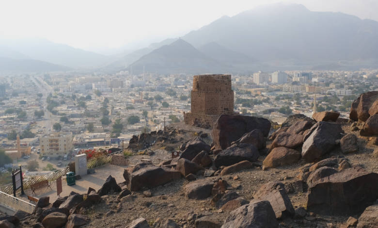 Al Rabi Tower marks the start and end of a stunning hiking trail overlooking Khorfakkan and the bay. The tower is a historical monument built in 1915 as part of a defense network for Khorfakkan.